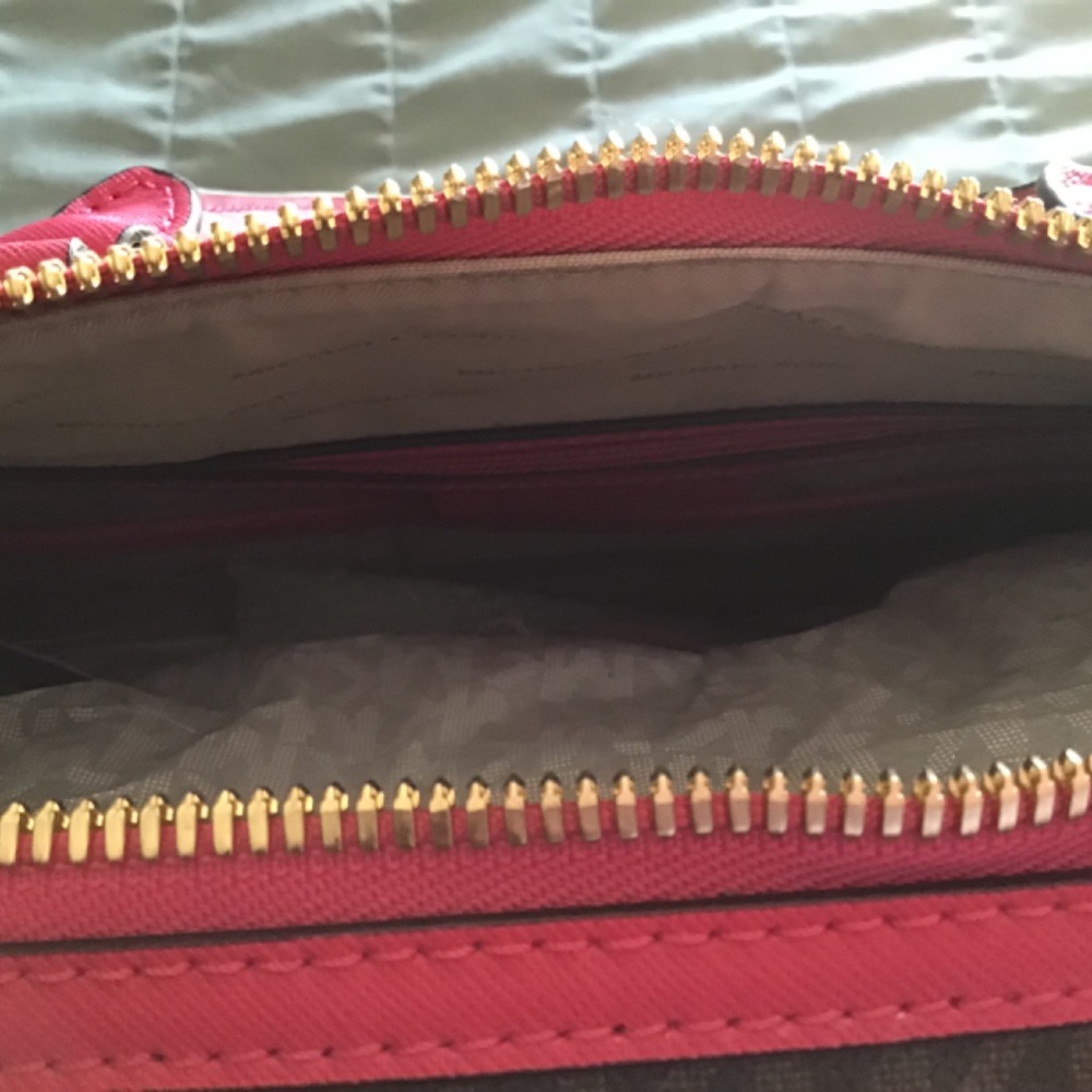 Gorgeous Mk tote and traveler - Picture 5 of 16